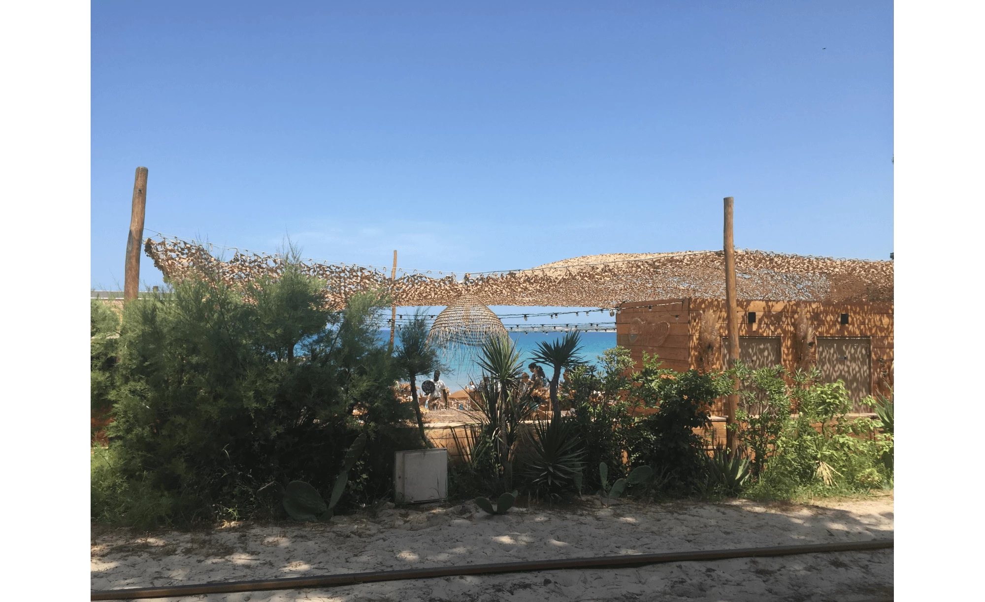 Filet de camouflage renforcé, câble acier / 80% d'ombrage /  300 Deniers  / Sable, Beige. BARTAVEL.